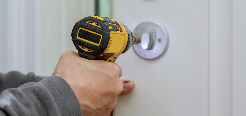 Street Locksmith For Smart Lock Repair in East Los Angeles, CA